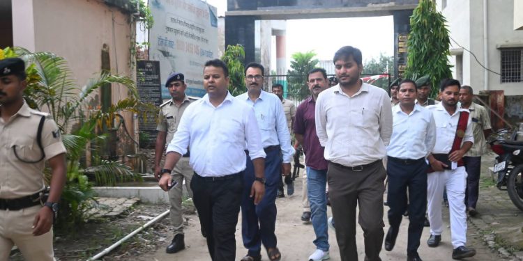 डीएम समीर सौरभ का कुचायकोट प्रखंड कार्यालय पर औचक निरीक्षण, लापरवाही पर सख्त चेतावनी