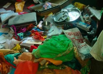 बंद घर का ताला तोड़ लाखों की चोरी, गहने-नकदी समेत कीमती सामान पर हाथ साफ; जांच में जुटी पुलिस।