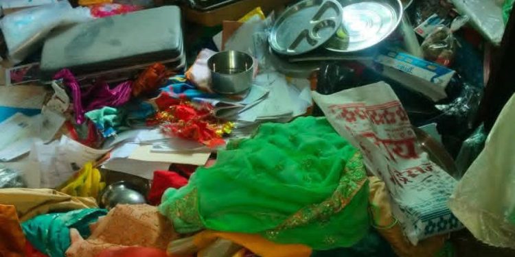 बंद घर का ताला तोड़ लाखों की चोरी, गहने-नकदी समेत कीमती सामान पर हाथ साफ; जांच में जुटी पुलिस।