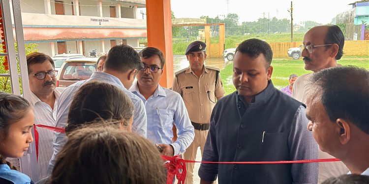 मुख्यमंत्री के ऑनलाइन लोकार्पण के साथ जिले के सभी प्रखंडों में शुरू हुए सरस्वती विद्या निकेतन (आदर्श विद्यालय), डीएम समीर सौरभ बोले— “बच्चे बनें अपने क्षेत्र के रोल मॉडल”