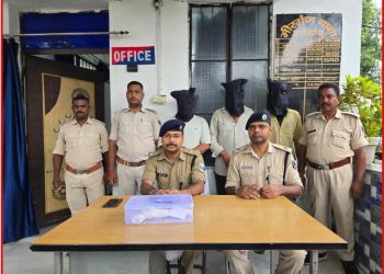 मीरगंज थाना पुलिस की कार्रवाई में एक देसी कट्टा, 20 जिंदा कारतूस और मोबाइल फोन बरामद, गिरोह के अन्य सदस्यों की तलाश जारी।