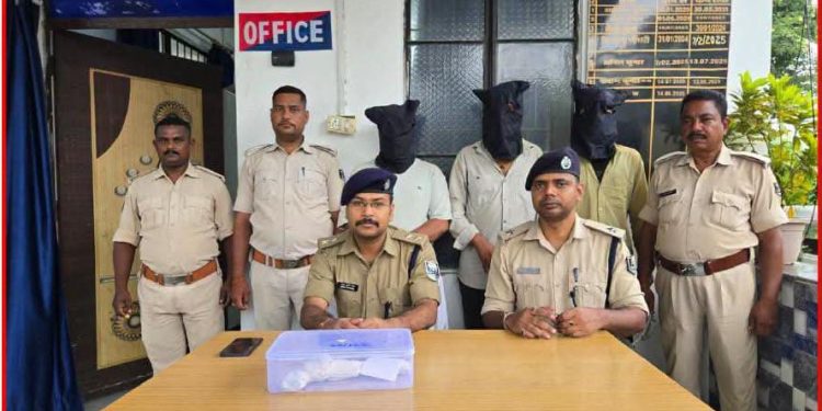 मीरगंज थाना पुलिस की कार्रवाई में एक देसी कट्टा, 20 जिंदा कारतूस और मोबाइल फोन बरामद, गिरोह के अन्य सदस्यों की तलाश जारी।