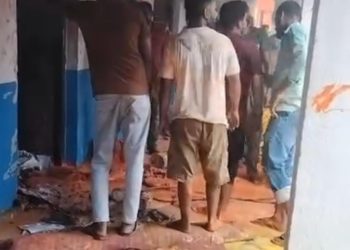 मांझागढ़ के माधव उच्च माध्यमिक प्लस टू हाई स्कूल में अचानक लगी आग, भीड़ के बीच मची अफरा-तफरी, समय रहते आग पर पाया गया काबू।