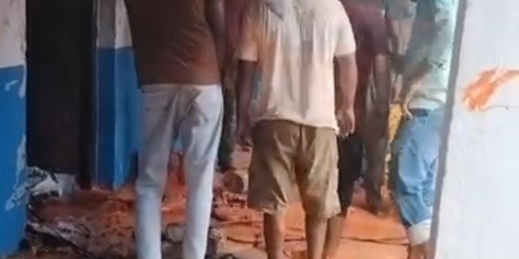 मांझागढ़ के माधव उच्च माध्यमिक प्लस टू हाई स्कूल में अचानक लगी आग, भीड़ के बीच मची अफरा-तफरी, समय रहते आग पर पाया गया काबू।