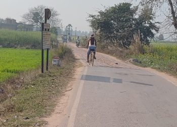 यूपी सीमा तक चमचमाती डबल लेन, बिहार में 60 मीटर की बदहाली! आखिर कब जागेगा पथ निर्माण विभाग?