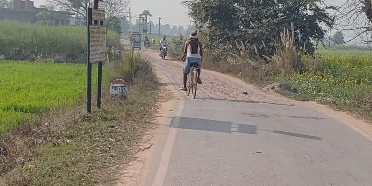 यूपी सीमा तक चमचमाती डबल लेन, बिहार में 60 मीटर की बदहाली! आखिर कब जागेगा पथ निर्माण विभाग?