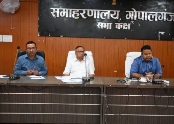 प्रधानमंत्री टीबी मुक्त भारत अभियान की समीक्षा बैठक में डीएम समीर सौरभ ने अधिकारियों को मिशन मोड में अभियान चलाने का दिया निर्देश, एक्स-रे और NAAT टेस्ट बढ़ाने पर विशेष जोर