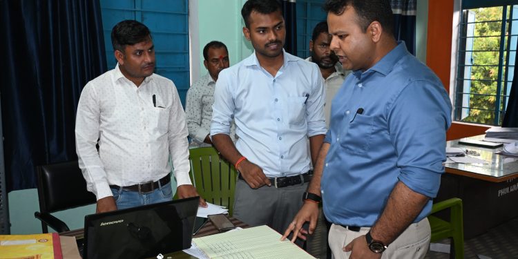 राशन कार्ड, ट्राइसाइकिल वितरण और जनकल्याणकारी योजनाओं की समीक्षा, अधिकारियों को समयबद्ध एवं पारदर्शी कार्य करने के निर्देश