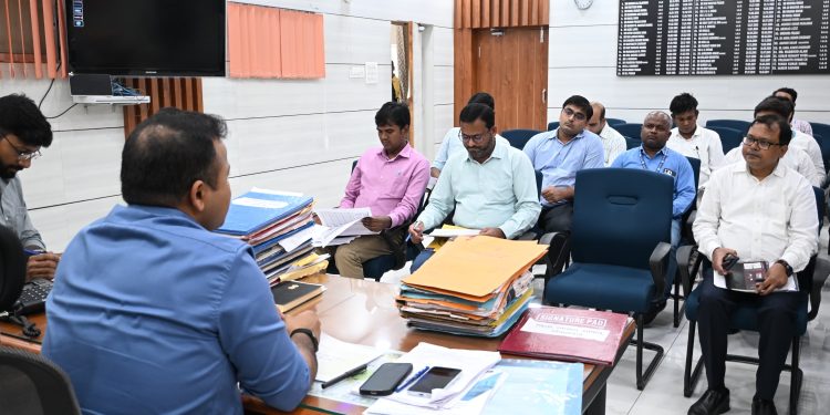 समीक्षा बैठक में अधिकारियों, बैंक प्रबंधकों और अधिकृत वेंडरों को दिए निर्देश, समयबद्ध कार्ययोजना बनाकर अधिक से अधिक लाभुकों को जोड़ने पर जोर।