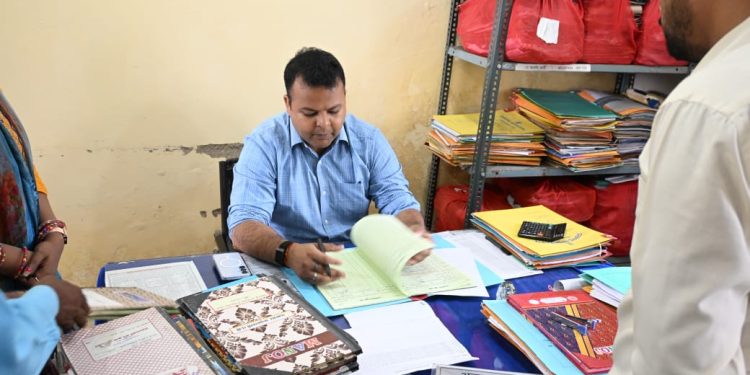 सदर प्रखंड कार्यालय का किया निरीक्षण, बायोमीट्रिक उपस्थिति, अभिलेखों के संधारण और साफ-सफाई की परखी व्यवस्था; जनसेवा में पारदर्शिता और समयबद्ध कार्य पर दिया जोर