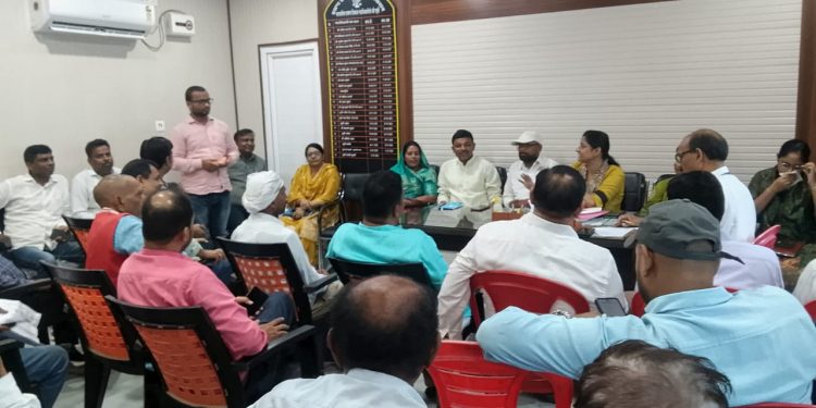 नौतन में बीस सूत्री की बैठक आयोजित, स्वास्थ्य और बिजली कटौती के मुद्दे पर विशेष चर्चा