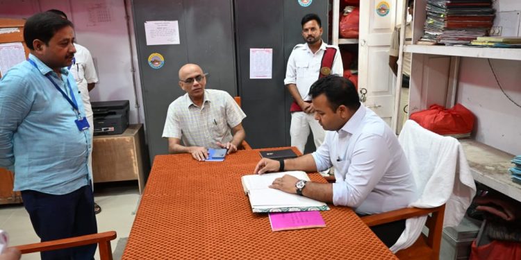 स्थापना शाखा का लिया जायजा, फाइलों के सुव्यवस्थित रख-रखाव, अनिवार्य आईडी कार्ड, औपचारिक वेशभूषा और स्वच्छता पर दिया विशेष जोर