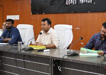 समाहरणालय सभाकक्ष में समीक्षा बैठक, लंबित मामलों के समयबद्ध निष्पादन और राजस्व वसूली में तेजी लाने के दिए निर्देश।