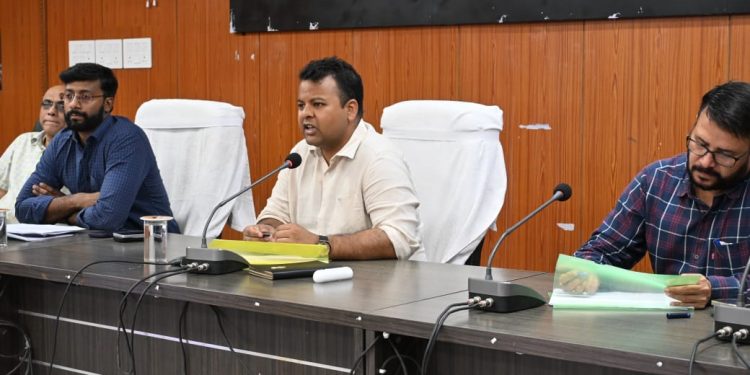 समाहरणालय सभाकक्ष में समीक्षा बैठक, लंबित मामलों के समयबद्ध निष्पादन और राजस्व वसूली में तेजी लाने के दिए निर्देश।
