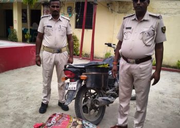 माधोपुर थाना क्षेत्र में गुप्त सूचना पर पुलिस की छापेमारी, शराब और मोटरसाइकिल जब्त, चालक व वाहन मालिक पर केस दर्ज।