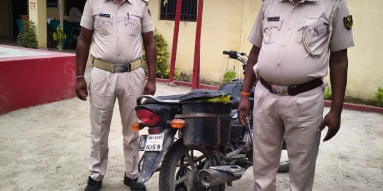 माधोपुर थाना क्षेत्र में गुप्त सूचना पर पुलिस की छापेमारी, शराब और मोटरसाइकिल जब्त, चालक व वाहन मालिक पर केस दर्ज।