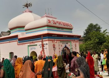 हर-हर महादेव के जयकारे से गूंज उठा सिसवॉं शिवमंदिर, लगी भक्तों की कतार