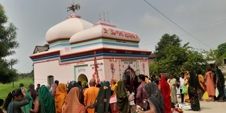 हर-हर महादेव के जयकारे से गूंज उठा सिसवॉं शिवमंदिर, लगी भक्तों की कतार