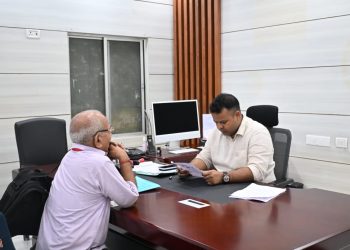जनता की समस्याओं पर डीएम समीर सौरभ सख्त, बोले— शिकायतों का समयबद्ध समाधान हर हाल में करें सुनिश्चित