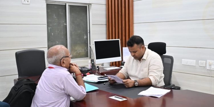 जनता की समस्याओं पर डीएम समीर सौरभ सख्त, बोले— शिकायतों का समयबद्ध समाधान हर हाल में करें सुनिश्चित
