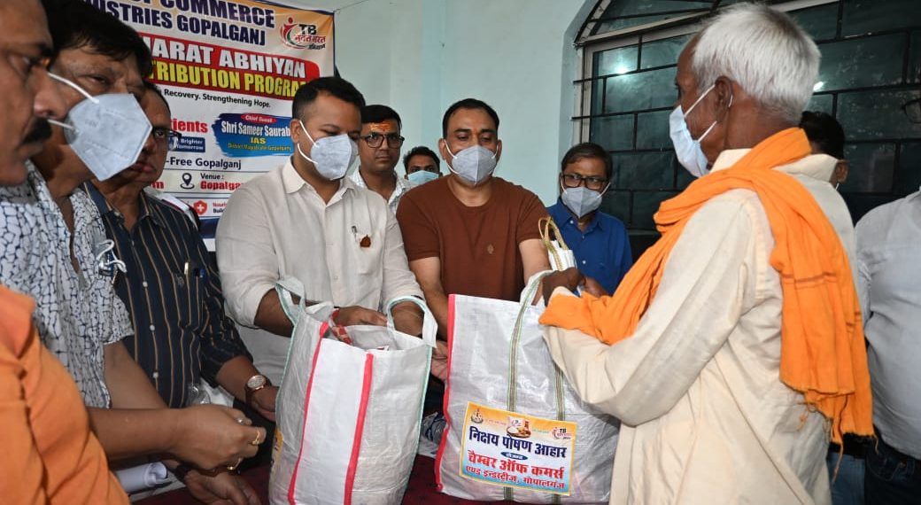 गोपालगंज क्लब में चैंबर ऑफ कॉमर्स व लायंस क्लब के सहयोग से आयोजित कार्यक्रम में टीबी मरीजों को मिला पौष्टिक आहार, डीएम ने लोगों से अभियान में जुड़ने की अपील की।