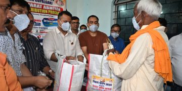 गोपालगंज क्लब में चैंबर ऑफ कॉमर्स व लायंस क्लब के सहयोग से आयोजित कार्यक्रम में टीबी मरीजों को मिला पौष्टिक आहार, डीएम ने लोगों से अभियान में जुड़ने की अपील की।