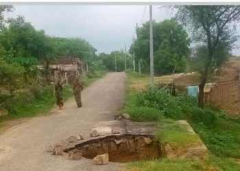 बरसात में दलदल बनी सड़क, ग्रामीणों का बढ़ा संकट; PWD ने 2-3 दिन में मरम्मत का दिया भरोसा