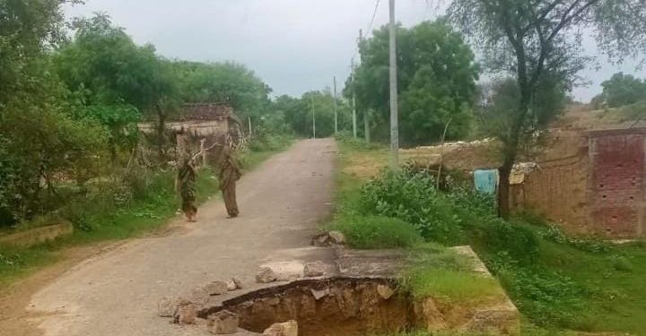 बरसात में दलदल बनी सड़क, ग्रामीणों का बढ़ा संकट; PWD ने 2-3 दिन में मरम्मत का दिया भरोसा