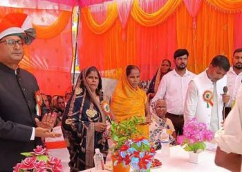 स्वतंत्रता दिवस पर धनौती की दलित बस्ती में अनुमंडल पदाधिकारी ने फहराया तिरंगा