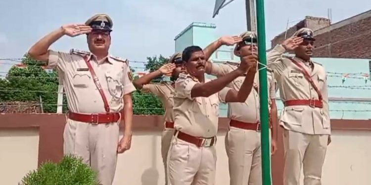 धनौती थाना परिसर में मनाया गया 80वाँ स्वतंत्रता दिवस