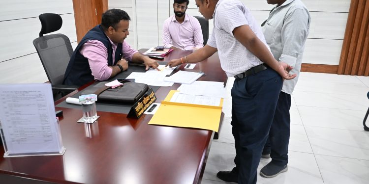 सबेया एयरफील्ड की 259 एकड़ से अधिक रक्षा भूमि हुई अतिक्रमण मुक्त, प्रशासन ने रक्षा प्राधिकार को सौंपा कब्जा।