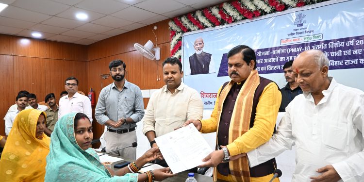 गरीब परिवारों के ‘अपने पक्के घर’ के सपने को मिली नई उड़ान, 7 लाभुकों को सौंपी गई आवास की चाबी