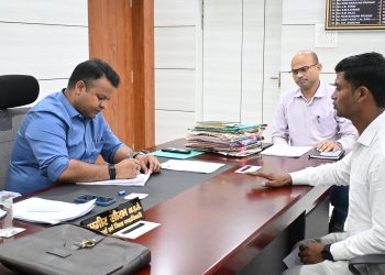 जनता के दरबार में 32 फरियादियों की समस्याएं सुन डीएम ने दिए त्वरित समाधान के निर्देश