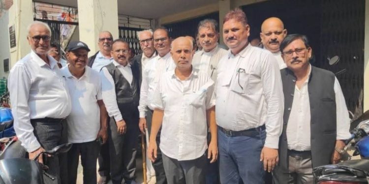 मनन कुमार मिश्र के समर्थन में अधिवक्ताओं की एकजुटता, बयानबाजी पर जताई नाराजगी