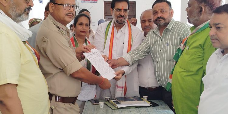 राष्ट्रगान के अपमान का आरोप,एफआईआर दर्ज की मांग