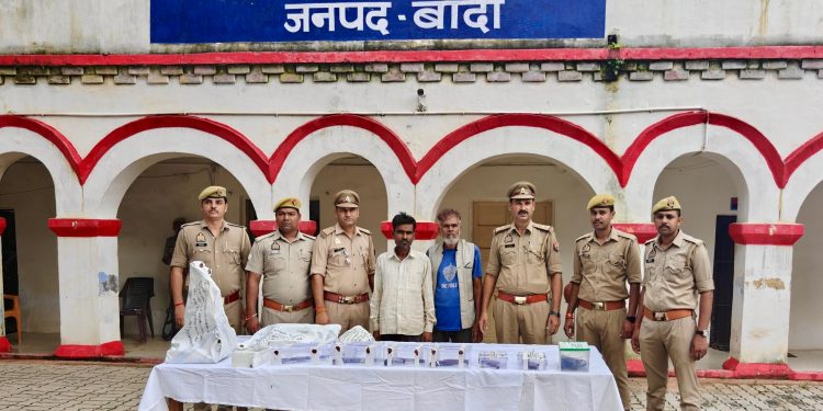 बांदा में अवैध तमंचा फैक्ट्री का भंडाफोड़, हथियार बनाते दो आरोपी गिरफ्तार