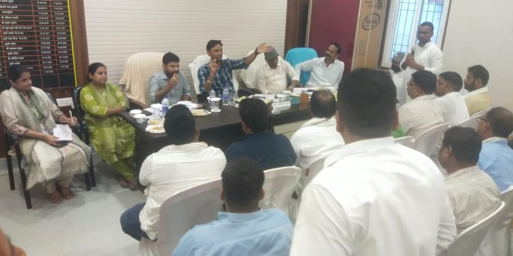 सीवान जिलाधिकारी ने की नौतन में परिचयात्मक बैठक, जनप्रतिनिधियों से संवाद कर सुनी समस्याएं