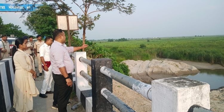 गंडक के बढ़ते जलस्तर को लेकर प्रशासन अलर्ट, डीएम ने मंगलपुर पुल का किया निरीक्षण