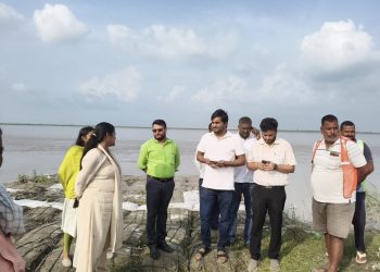 गंडक के बढ़ते जलस्तर से प्रशासन अलर्ट, संवेदनशील इलाकों का एडीएम आपदा व एसडीओ ने लिया जायजा