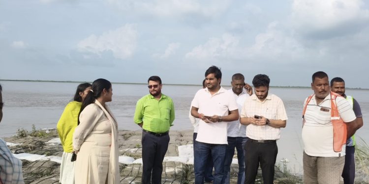 गंडक के बढ़ते जलस्तर से प्रशासन अलर्ट, संवेदनशील इलाकों का एडीएम आपदा व एसडीओ ने लिया जायजा