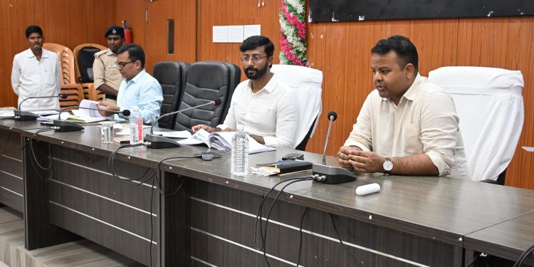 गुणवत्तापूर्ण शिक्षा और विद्यार्थियों की सुविधा पर डीएम सख्त, लापरवाही बर्दाश्त नहीं