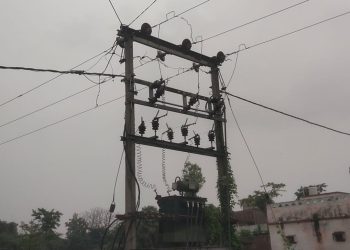 नौतन में दो सप्ताह से चरमराई बिजली व्यवस्था, उमस भरी गर्मी में परेशान उपभोक्ता