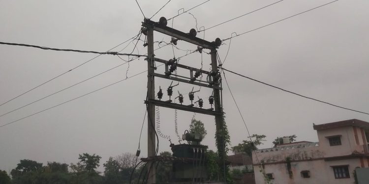 नौतन में दो सप्ताह से चरमराई बिजली व्यवस्था, उमस भरी गर्मी में परेशान उपभोक्ता
