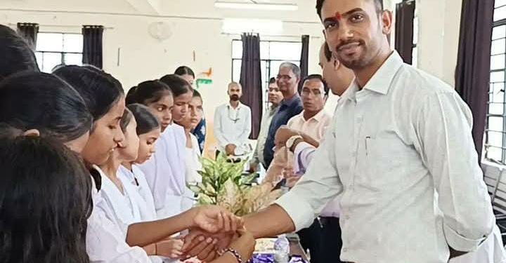 सिवान ll रक्षाबंधन के अवसर पर राजकीय अन्य पिछड़ा एवं अति पिछड़ा वर्ग आवासीय विद्यालय की छात्राओं के साथ डीएम ने किया संवाद