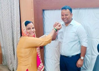 रक्षाबंधन पर भाई-बहन के अटूट प्रेम की दिखी मिसाल, डीएम समीर सौरभ को बांधी चांदी की राखी