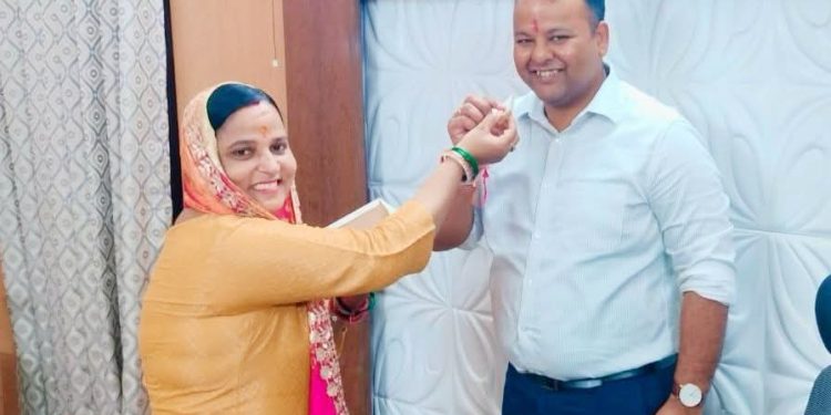 रक्षाबंधन पर भाई-बहन के अटूट प्रेम की दिखी मिसाल, डीएम समीर सौरभ को बांधी चांदी की राखी