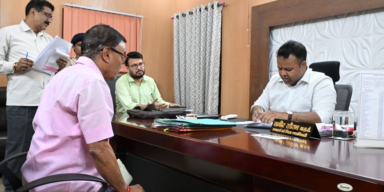 समस्याओं के त्वरित एवं संवेदनशील समाधान के लिए अधिकारियों को दिए सख्त निर्देश