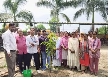 “एक पेड़ माँ के नाम” पहल से पर्यावरण संरक्षण का संदेश, A. R. इंटरनेशनल स्कूल में पौधारोपण