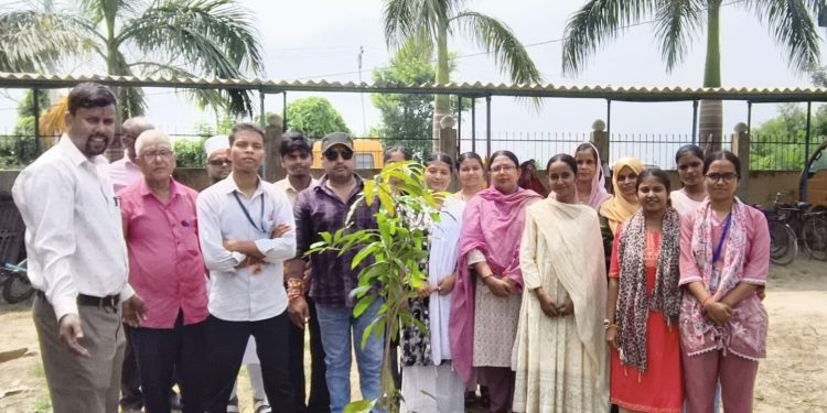 “एक पेड़ माँ के नाम” पहल से पर्यावरण संरक्षण का संदेश, A. R. इंटरनेशनल स्कूल में पौधारोपण