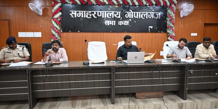 मद्यनिषेध के लंबित मामलों पर डीएम सख्त, त्वरित निष्पादन का निर्देश